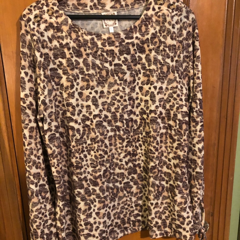 Tiger print long sleeve light sweater.